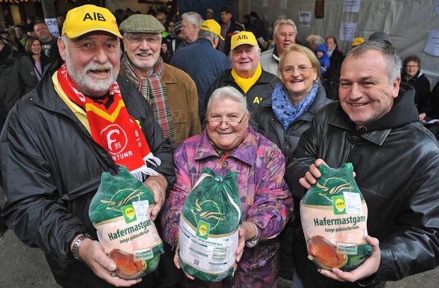 Maria Mansen (3.v.l.) und Oliver Fecker (rechts) haben eine Gans ergattert. Mit ihnen auf dem Foto (von links): Uwe Goergens Vorstandsmitglied des Vereins Aktion Immigrather Bürger (VAIB) und Hauptorganisator des Gänsemarktes, Ehrenbürger Manfred Stuckmann, Horst Labonde (VAIB) und die Erste Beigegeordnete der Stadt, Marion Prell.