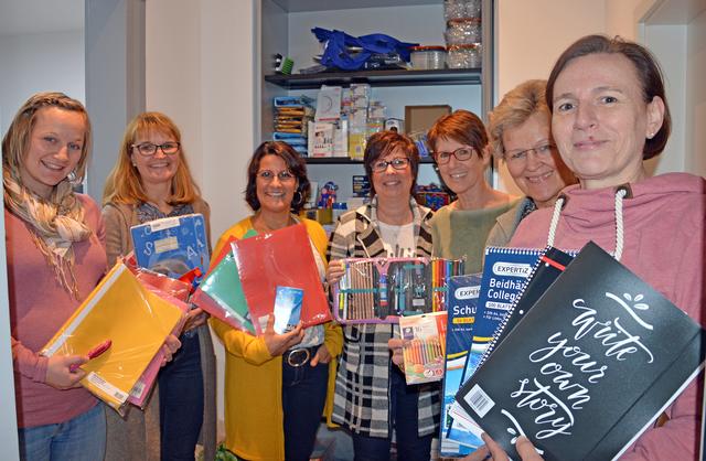 Die Schulmaterial-Kammer "Taschen-Füller" bietet Hefte, Stifte, Mappen und vieles mehr. Renate Kiewel (rechts) und weitere engagierte Ehrenamtliche helfen bei dem neuen Angebot der Stiftung Leuchtturm, um Familien mit geringen finanziellen Mitteln zu unterstützen.