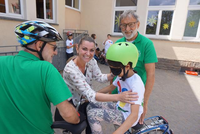 Grundschulkinder werden für Menschen mit Handicap sensibilisiert; hier eine Tandemfahrt als „blinder“ Sozius, der dem Piloten zu 100% vertraut. Rechts außen Stifter Bernhard Weik.