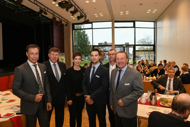 Freuten sich über die zahlreichen Gäste beim Unternehmerfrühstück mit der Kreis-Wirtschaftsförderung: Hans-Gerd Janssen, Ulrich Francken, Nathalie Tekath-Kochs, Michael Strotkemper, Wolfgang Wolter und Hans-Josef Kuypers (v.l.n.r.).
Foto: Kreis Kleve WiFö