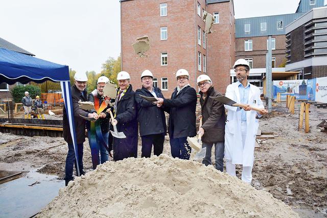 Im NRW-Gesundheitsministerium wie in Dortmund wird über Klinik-Überkapazitäten geredet: Dennoch haben die Kath. St.-Johannes-Gesellschaft als Bauherrin, die bauausführende Bauunternehmung Rundholz aus Brackel und andere den ersten Spatenstich für eine Erweiterung des Kurler St.-Elisabeth-Krankenhauses gemacht: Geschäftsführer Klaus Bathen (4.v.l.) und Friedhelm Evermann (l., Leitung Geschäftsbereich Alten- und Jugendhilfe) von der St.-Johannes Gesellschaft Dortmund, Bauunternehmer Stefan Rundholz (3.v.l.), Architekt Christian Weicken (5.v.l.), Chefarzt Dr. Johannes Wunderlich (r.) und Pfarrer Reinhard Bürger (2.v.l.) vom Pastoralverbund Kirche Dortmund-Nordost, der den Bau auch segnete, sowie das Kurler Kirchenvorstandsmitglied Leo Arnskötter.