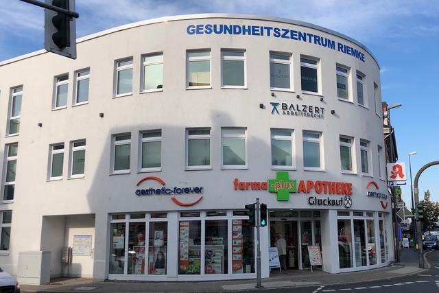 Im 2. Obergeschoss des Gesundheitszentrums liegen die Kanzleiräume direkt gegenüber der St.-Franziskus-Kirche am Riemker Markt.