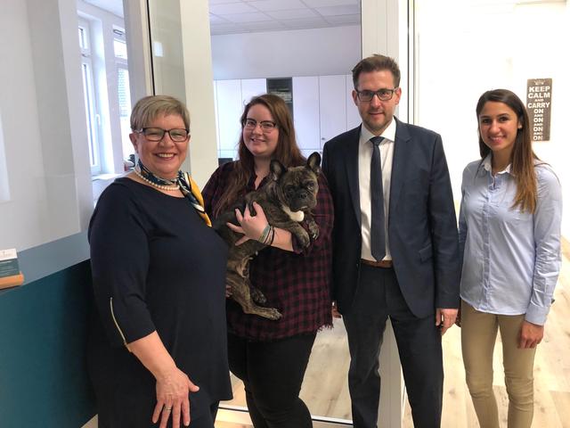 V.l.n.r.: Christa Roheger, Annabell Krüger, Bürohündin Emma, Daniel Balzert, Canan Schneider.