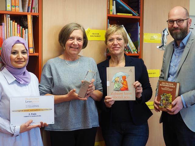 In Dortmund freuen sich über die Auszeichnung (v.l.) Fatos Bozkurt vom Familienzentrum Stollenstraße, Kita-Leiterin Gabriele Braß, Jugend- und Familiendezernentin Daniela Schneckenburger und FABIDO-Geschäftsführer Daniel Kunstleben.