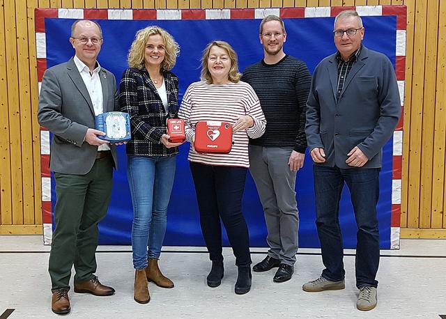 Übergabe des Defibrillators an der Eichendorff-Sporthalle (v.l.) : Gerd Koop, Präsident Rotary Club Haltern, Petra Völker, 2. Vorsitzende SSV, Mechthild Bönninghoff, Rotary Club, Ansgar Schniederjan, Rotary Club und Hans-Peter Klauke, Vorsitzender SSV. (Foto: SSV)