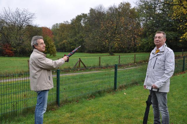 "Die komplette Baumreihe würde laut Planung den Baggern zum Opfer fallen", so Arnulf Breiderhoff (l.).