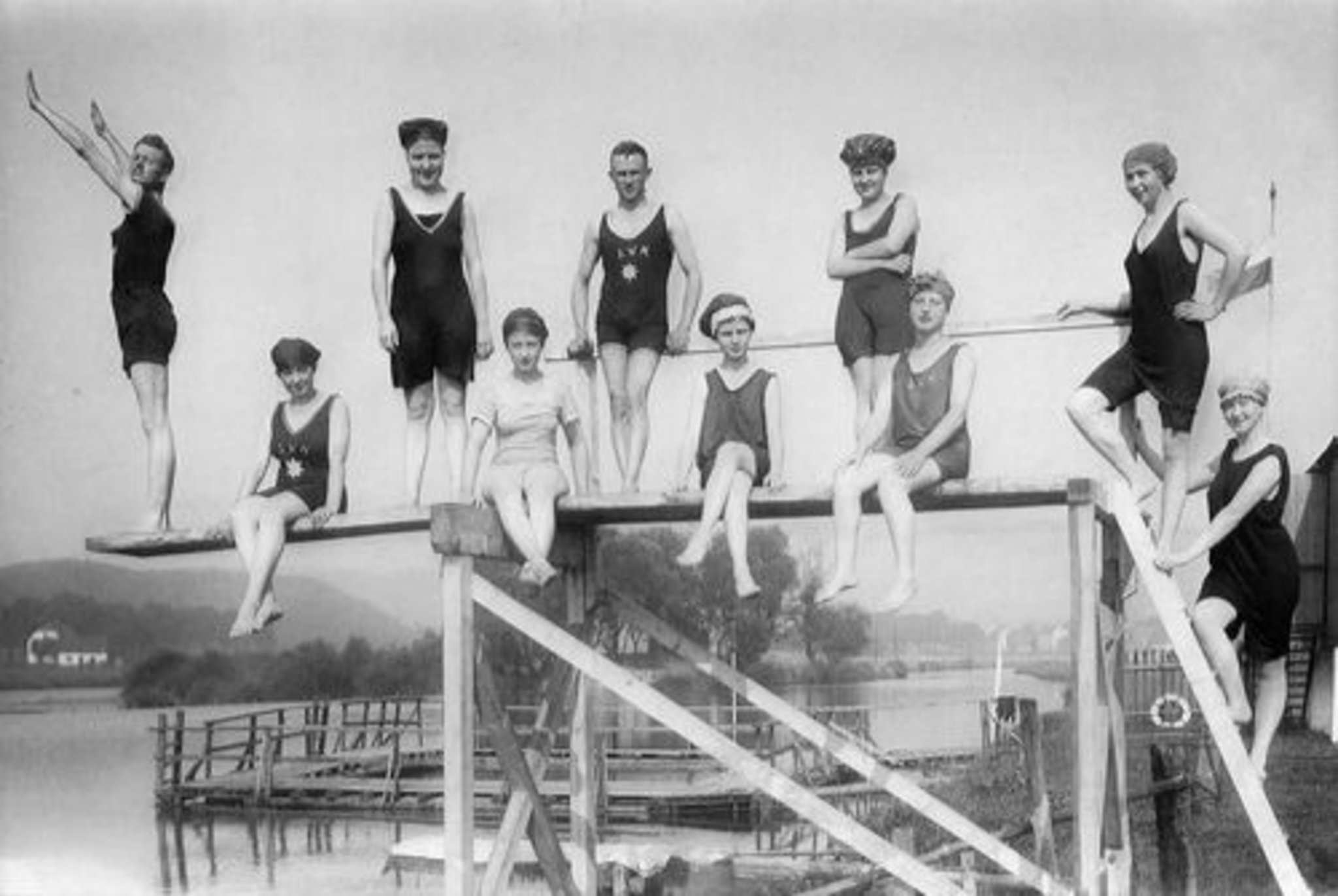 Ausstellung in der Herdecker Sparkasse:: Schwimmspaß anno dazumal - Lokalkompass.de