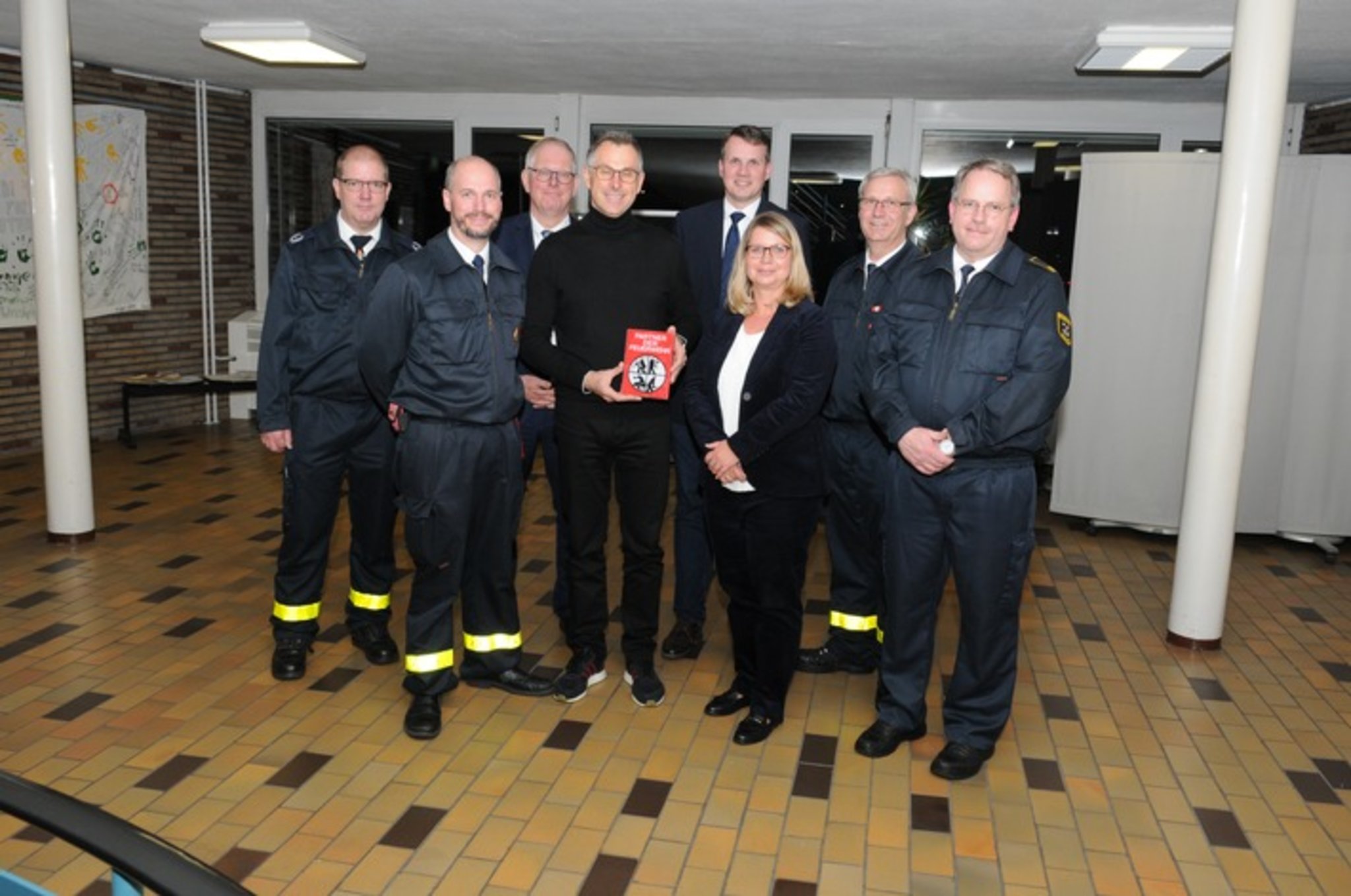 Firma SIGNUM Feuerschutz GmbH aus Marl erhält Auszeichnung "Partner der Feuerwehr" - Marl - Lokalkompass.de