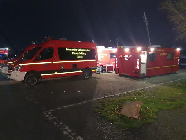 In der Spitze waren rund 50 Einsatzkräfte der Berufs- und Freiwilligen Feuerwehr im Einsatz