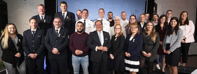 Ministerpräsident Armin Laschet (Mitte) bei der Ehrung im Deutschen Sport- und Olympiamuseum in Köln mit den mutigen Bürgerinnen und Bürgern aus NRW. Links: Saskia Jürgens aus Waltrop.