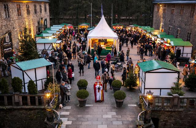 Auch der Nikolaus darf auf dem Markt am Schlosshotel nicht fehlen.