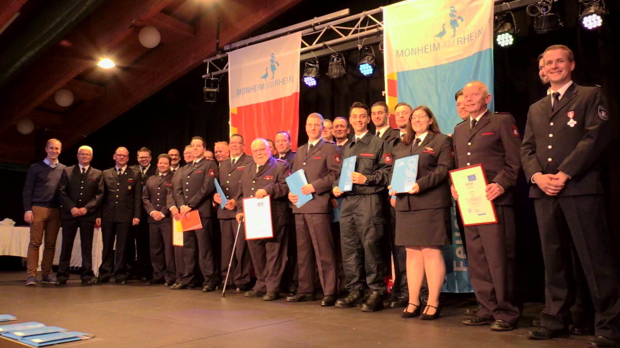 Kameradschaftsabend im Bürgerhaus Baumberg: Ausgezeichnete Feuerwehrleute - Monheim am Rhein - Lokalkompass.de