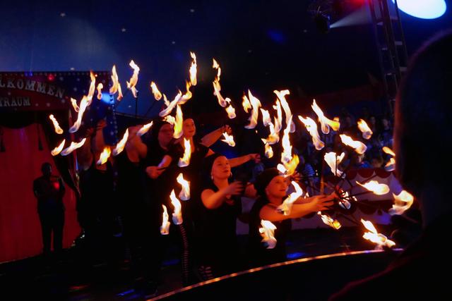 Mit einer faszinierenden Feuershow überzeugten die Magic-Motions-Künstlerinnen das Neustädter Publikum.