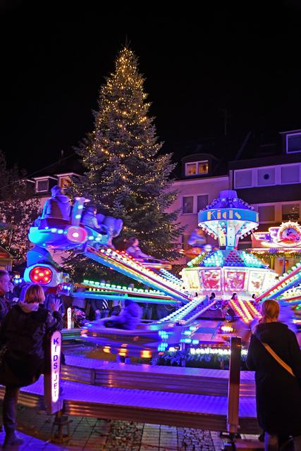 Haben Sie unsere drehbare KURIER-Tanne schon bewegt? Foto: Janz