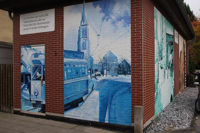 Historische Innenstadt-Ansichten zieren die Trafostation der Hertener Stadtwerke an der Papst-Johannes-Straße.Foto: ST