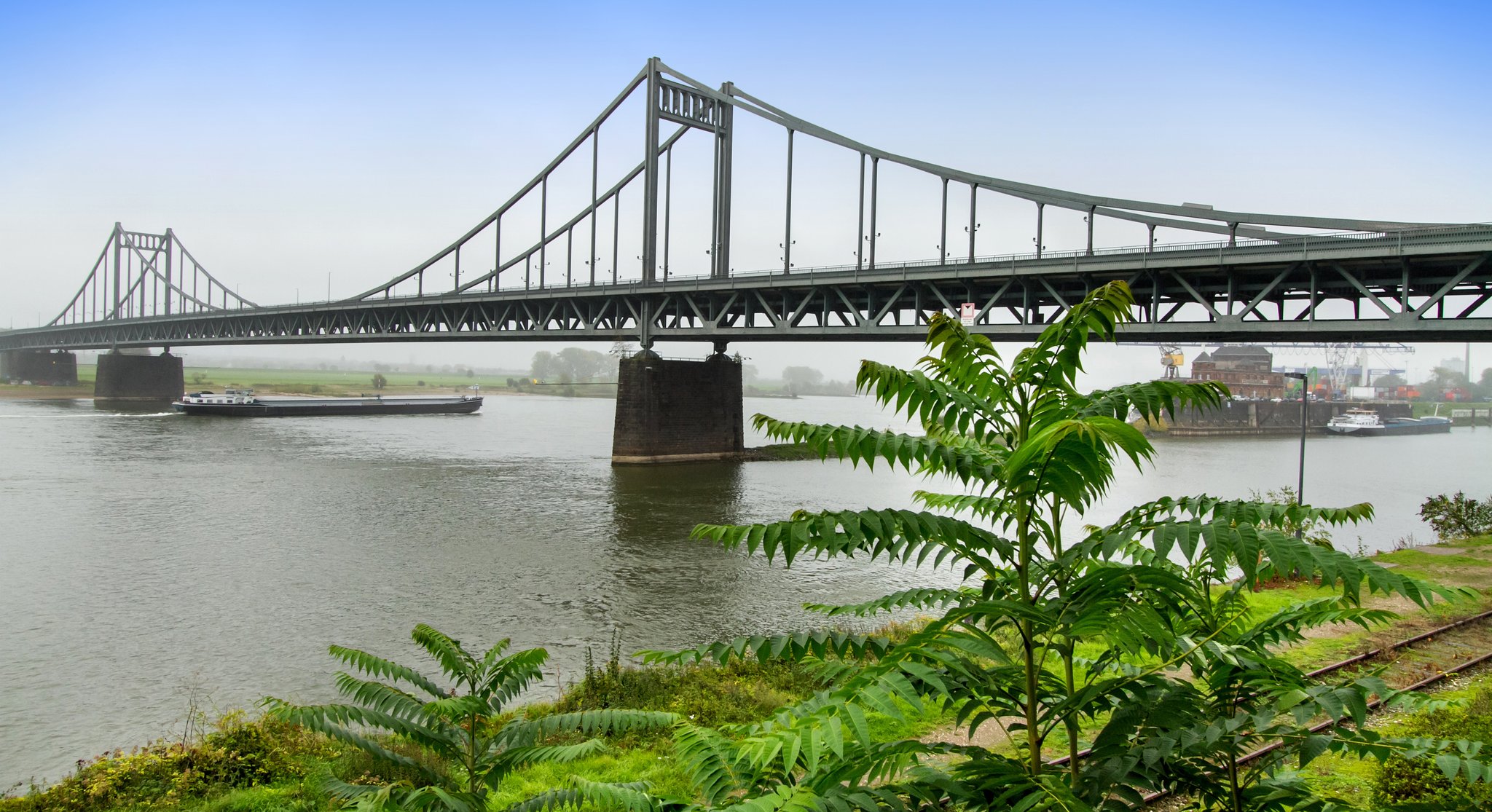 Straßen.NRW hat mit der Sanierung der Rheinbrücke Krefeld-Uerdingen begonnen: Acht Kolonnen vor Ort - Lokalkompass.de