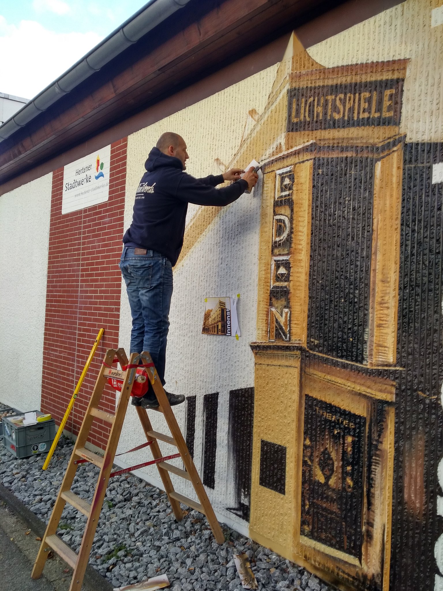 Trafostation an der Papst-Johannes-Straße ist fertig: Historisches Graffiti in Herten - Herten - Lokalkompass.de