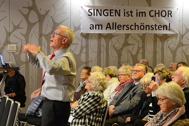 Hans-Herrmann Koppers leitete den Frauenchor bravourös.