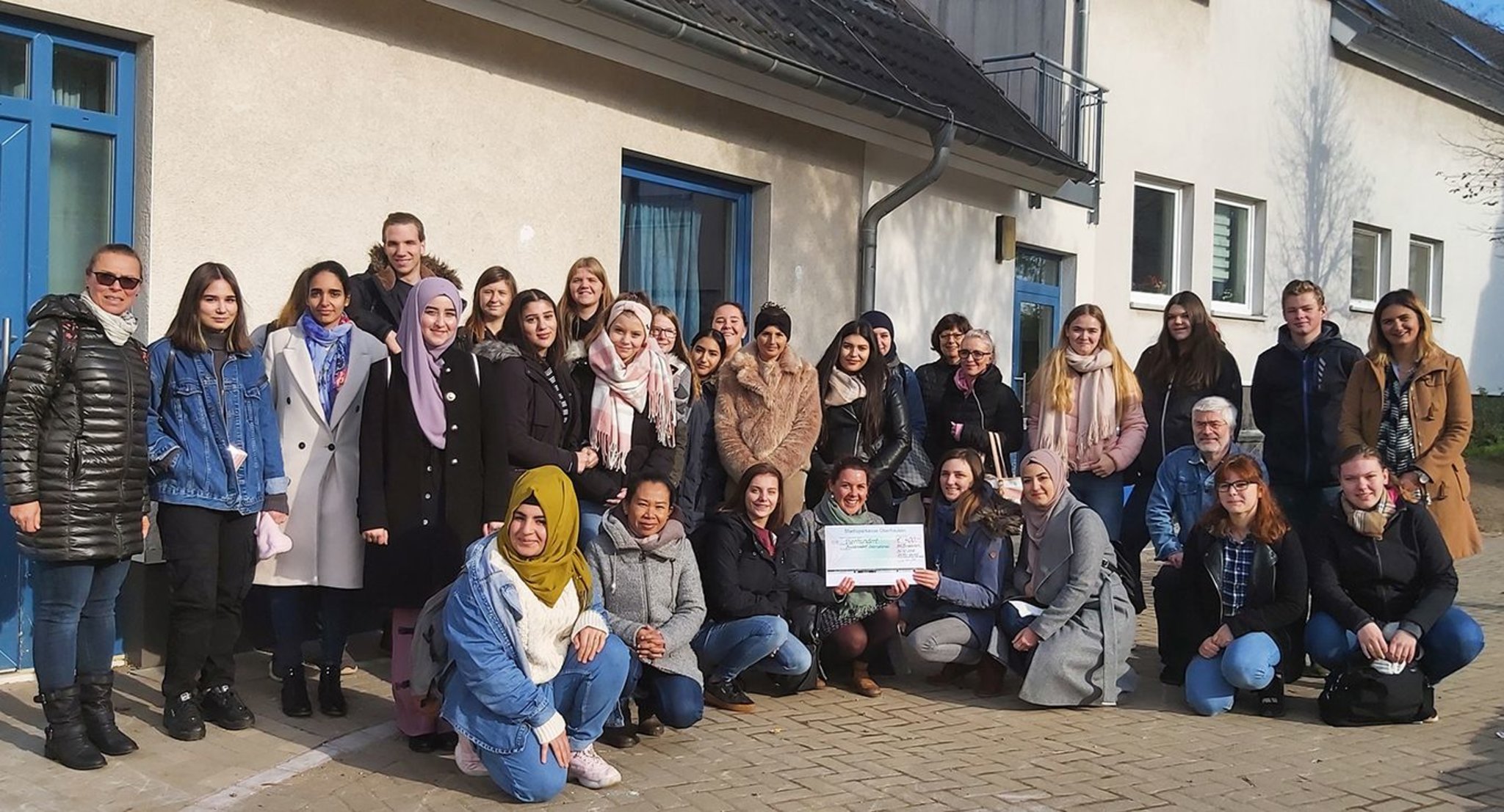 400 Euro erlaufen: Angehende Kinderpfleger des BK Dinslaken liefen für das Friedensdorf - Dinslaken - Lokalkompass.de