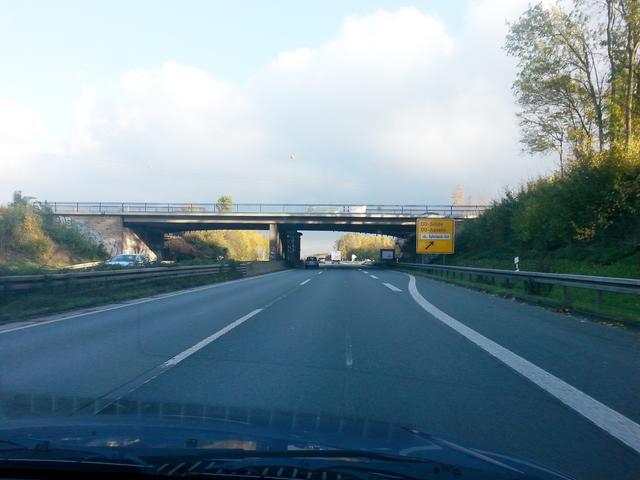 Die alte Buddenacker-Brücke über die Bundesstraße 1 wird abgerissen und die dahinter liegende, bereits fertiggestellte neue Brücke neu positioniert