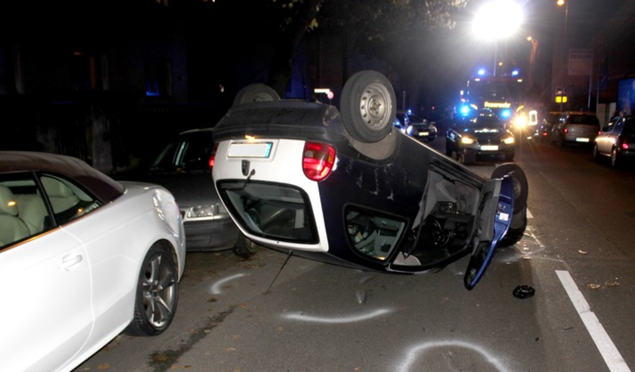 Auto überschlägt sich bei Unfall, Fahrerin ohne gültige Fahrerlaubnis - Lokalkompass.de