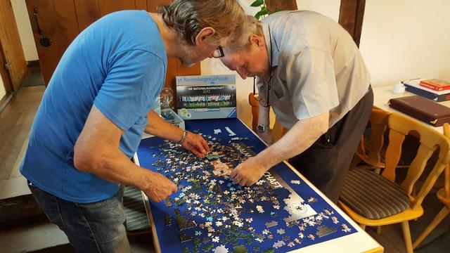 ... auch gemeinsames Puzzeln ist sehr beliebt.