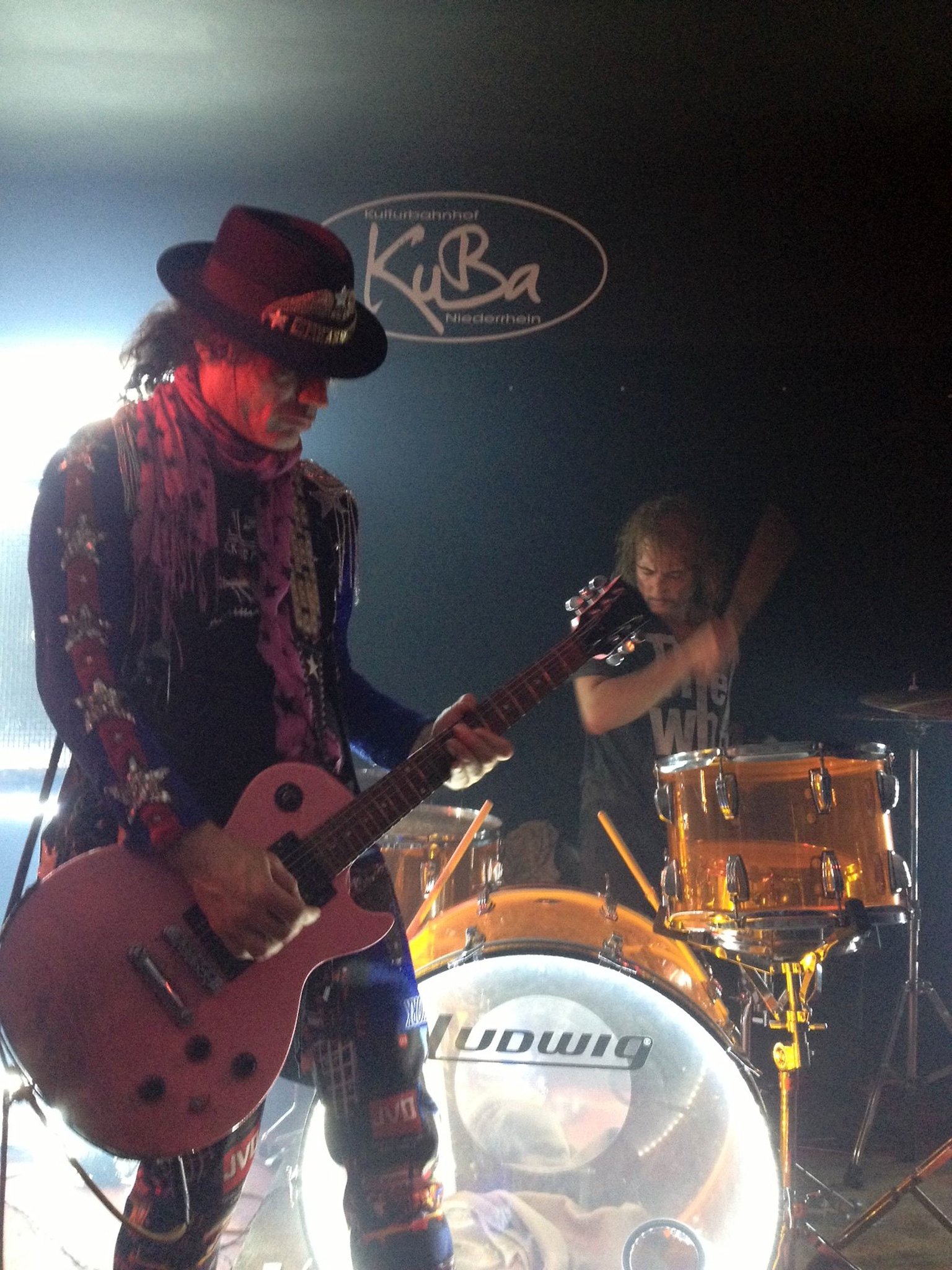 Konzert am Donnerstag, 21. November, im Kulturbahnhof Hamminkeln: Adam Bomb heizt dem KuBa-Publikum ein mit seiner energiegeladenen Rock'n'Roll-Show - Hamminkeln - Lokalkompass.de