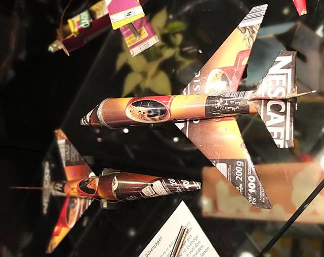 Blech-Düsenjager aus dem Senegal
Fotografie von der Story: "Kreativität Ideen Kunst Fotografie Nachricht.
Bilder: kreativ Kunst Foto Impressionen von Ausstellung Eröffnung Weltspielzeug, Parktheater Iserlohn, Deutschland."