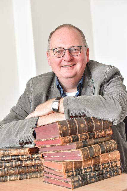 Dr. Kai Rawe an seinem Noch-Arbeitsplatz im Mülheimer Haus der Stadtgeschichte an der Von-Graefe-Straße