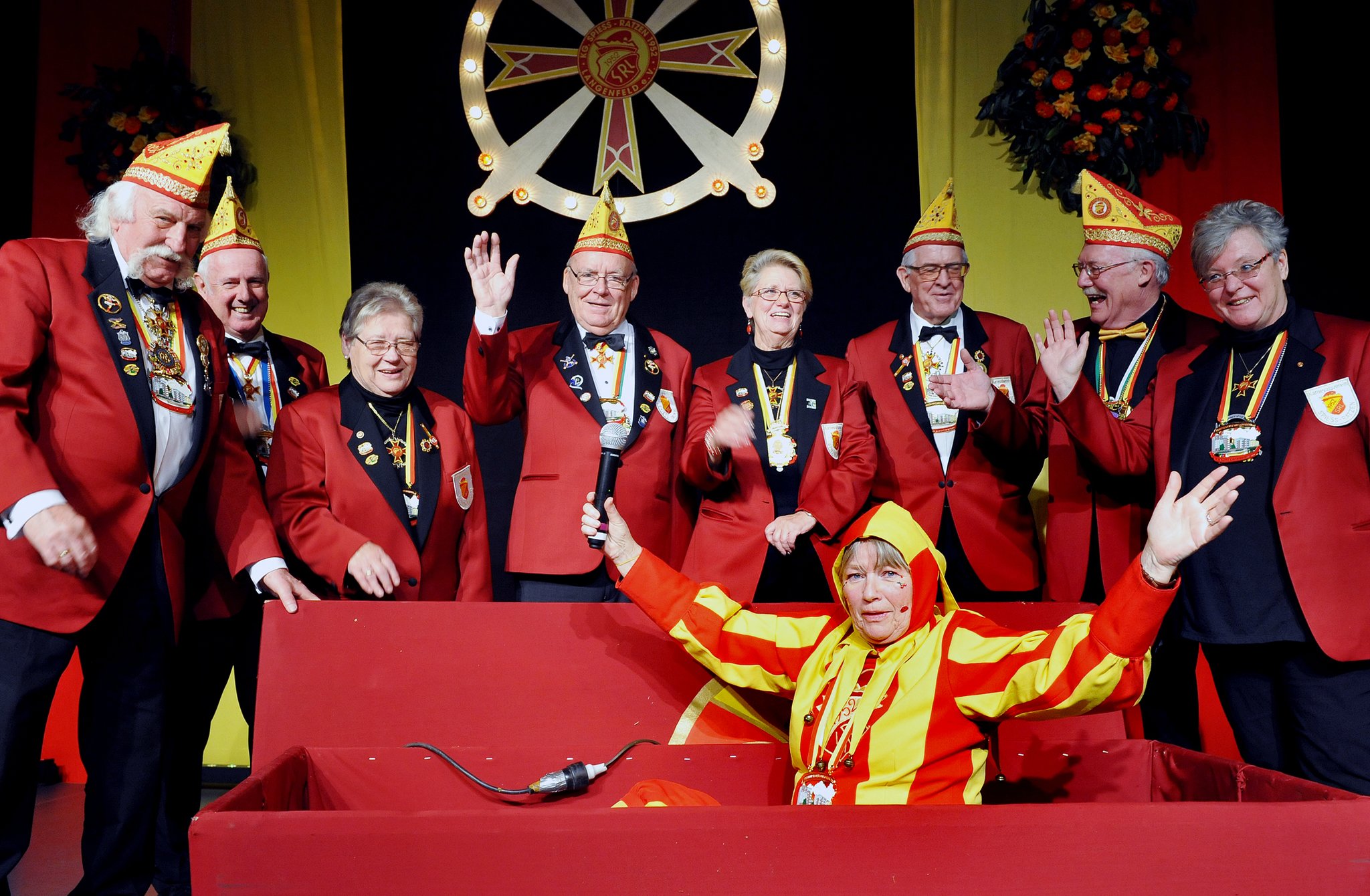 Beste Karnevalsstimmung beim Hoppeditz-Erwachen der Spieß-Ratzen in Langenfeld: Jetzt geht's los . . . - Lokalkompass.de