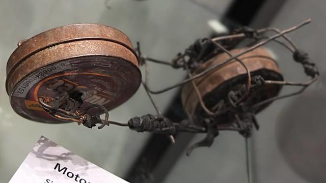 Motorrad aus Simbabwe
Fotografie von der Story: "Kreativität Ideen Kunst Fotografie Nachricht.
Bilder: kreativ Kunst Foto Impressionen von Ausstellung Eröffnung Weltspielzeug, Parktheater Iserlohn, Deutschland."