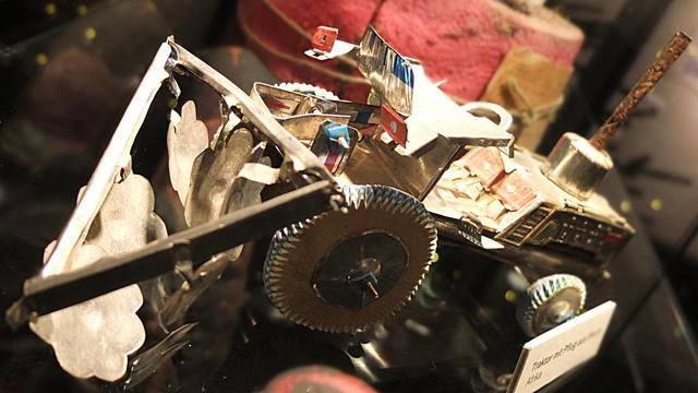 Traktor mit Pflug aus Afrika
Fotografie von der Story: "Kreativität Ideen Kunst Fotografie Nachricht.
Bilder: kreativ Kunst Foto Impressionen von Ausstellung Eröffnung Weltspielzeug, Parktheater Iserlohn, Deutschland."