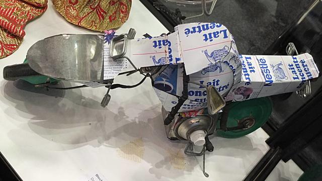 Blech Enduro aus Senegal
Fotografie von der Story: "Kreativität Ideen Kunst Fotografie Nachricht.
Bilder: kreativ Kunst Foto Impressionen von Ausstellung Eröffnung Weltspielzeug, Parktheater Iserlohn, Deutschland."