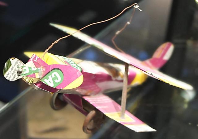 Flugzeug aus dem Senegal
Fotografie von der Story: "Kreativität Ideen Kunst Fotografie Nachricht.
Bilder: kreativ Kunst Foto Impressionen von Ausstellung Eröffnung Weltspielzeug, Parktheater Iserlohn, Deutschland."