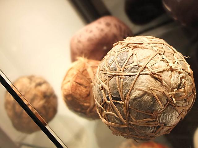 Bälle aus Uganda
Fotografie von der Story: "Kreativität Ideen Kunst Fotografie Nachricht.
Bilder: kreativ Kunst Foto Impressionen von Ausstellung Eröffnung Weltspielzeug, Parktheater Iserlohn, Deutschland."