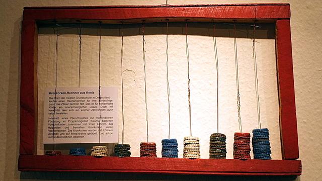 Kronkorken Rechner aus Kenia
Fotografie von der Story: "Kreativität Ideen Kunst Fotografie Nachricht.
Bilder: kreativ Kunst Foto Impressionen von Ausstellung Eröffnung Weltspielzeug, Parktheater Iserlohn, Deutschland."