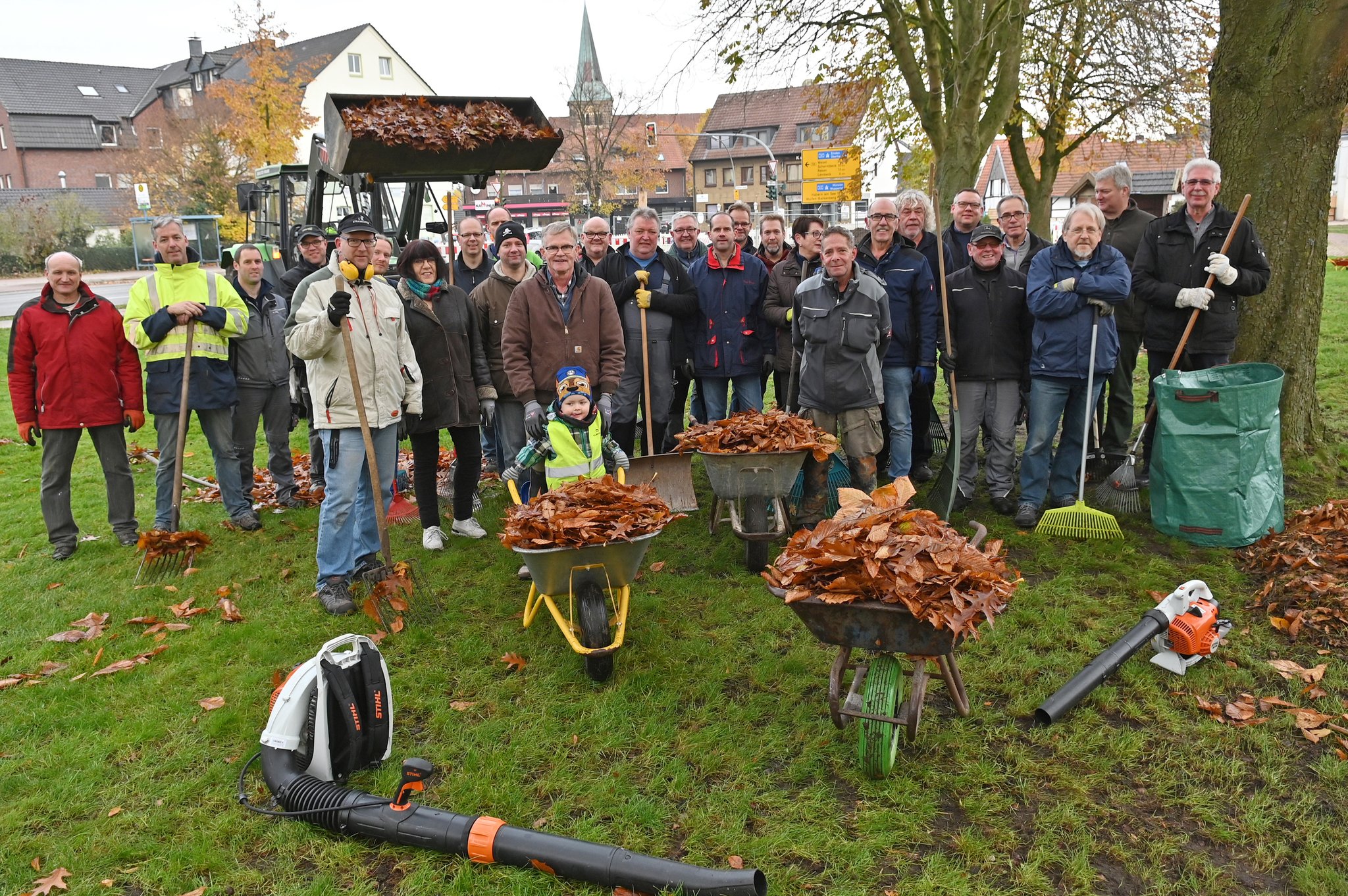 Vorm Volkstrauertag: Heimatverein reinigt Park am Wappenbaum - Lokalkompass.de