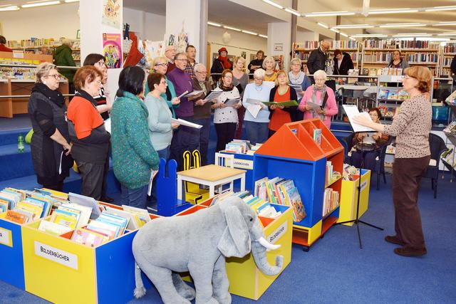 Wie im Vorjahr wird auch der A-capella-Chor balouladi unter Leitung von Petra Wintzer wieder singen. Nur diesmal eben nicht mehr in der Stadtteilbibliothek, sondern im "café balou".