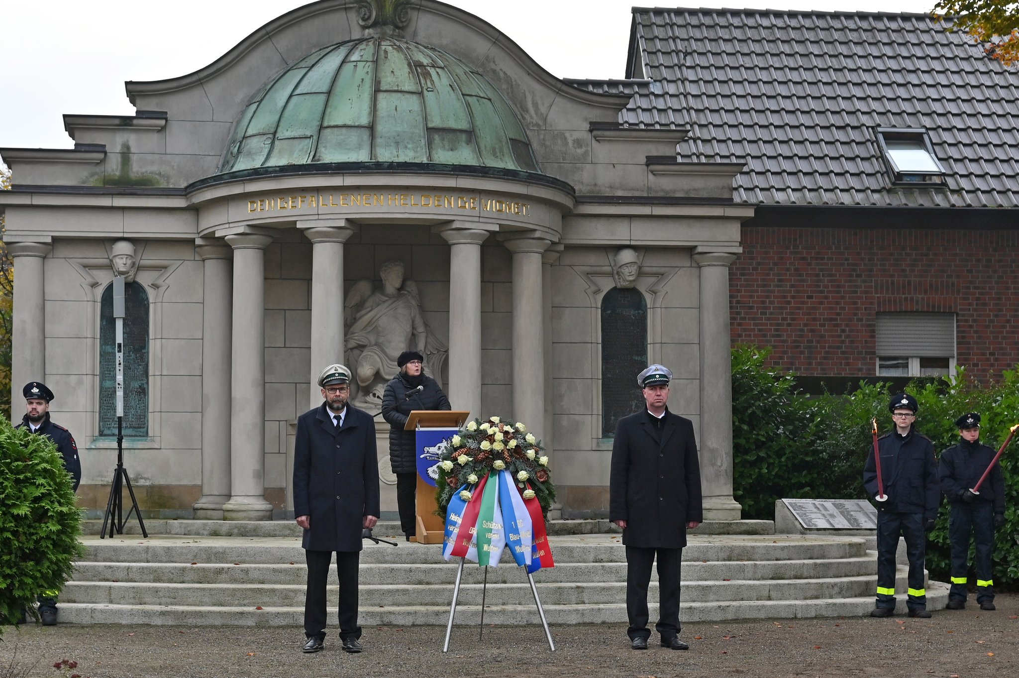 Volkstrauertag: Gedenkfeier am Wulfener Ehrenmal mit vielen Vereinen und Besuchern - Lokalkompass.de