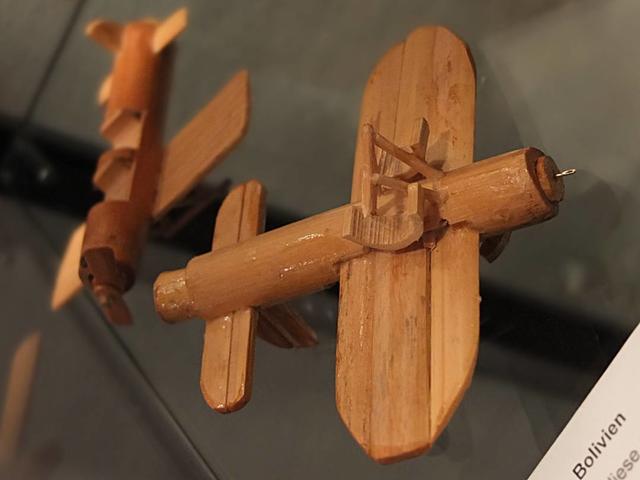 Holzflugzeuge aus Bolivien
Fotografie von der Story: "Kreativität Ideen Kunst Fotografie Nachricht.
Bilder: kreativ Kunst Foto Impressionen von Ausstellung Eröffnung Weltspielzeug, Parktheater Iserlohn, Deutschland."