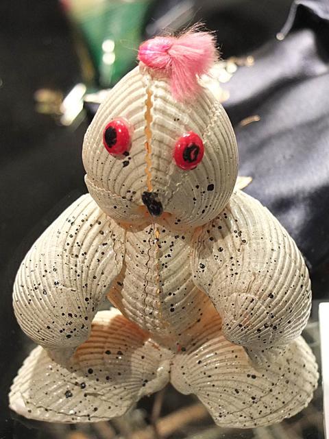 Puppe aus Muscheln aus Ägypten
Fotografie von der Story: "Kreativität Ideen Kunst Fotografie Nachricht.
Bilder: kreativ Kunst Foto Impressionen von Ausstellung Eröffnung Weltspielzeug, Parktheater Iserlohn, Deutschland."