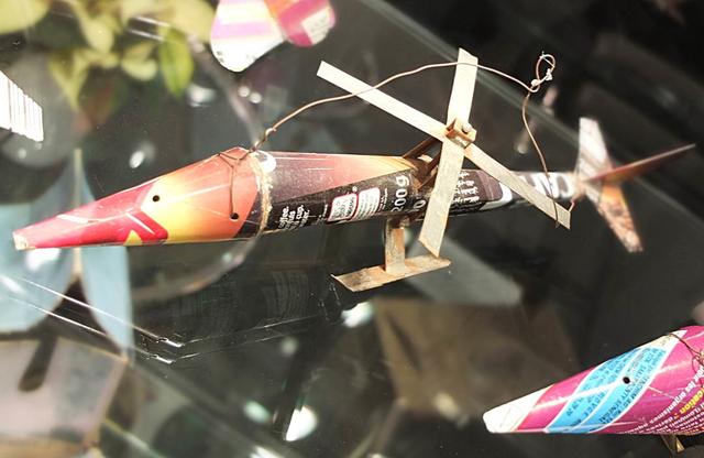 Blech-Düsenjager aus dem Senegal 2
Fotografie von der Story: "Kreativität Ideen Kunst Fotografie Nachricht.
Bilder: kreativ Kunst Foto Impressionen von Ausstellung Eröffnung Weltspielzeug, Parktheater Iserlohn, Deutschland."