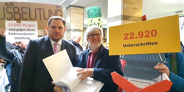 Klaus Otto überreichte Unterschriftenlisten gegen das Parkkonzept an Oberbürgermeister Daniel Schranz vor Beginn der Ratssitzung. Foto: Jörg Vorholt