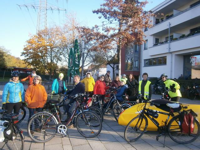 Frauen-Radtouren heißt nicht, dass Männer abgewiesen werden. Die werden garantiert nicht vom Satttel geschubst - Beweis: Start Radmosphäre