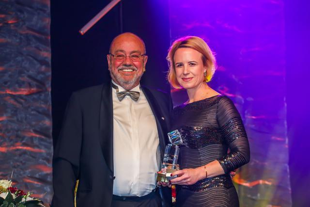 Julia Becker, Aufsichtsratsvorsitzende der FUNKE Mediengruppe, erhielt den Medien-Award von Dr. Ludger Stratmann. Foto: Solidarfonds-Stiftung NRW