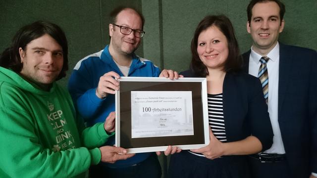 v. li. nach re.: Julian Ohms, Markus Pajonk (EPA)m Bonnie Tewes, Bischof Mario Tewes