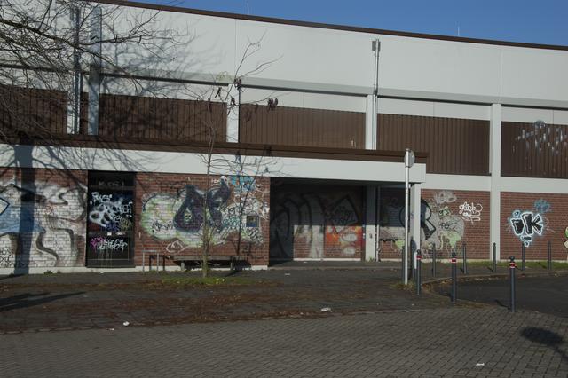 Die Kreissporthalle zwischen Otto-Schott-Realschule und Berufskolleg wurde von den Einbrechern heimgesucht. | Foto: Meißner
