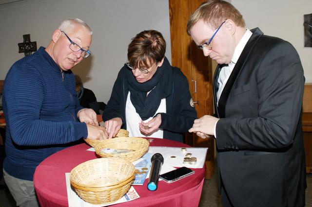 Bei der Auszählung nach der Auktion (v.l.n.r.): Pastor Manfred Wacker, Martina Rohrbeck vom Vorstand des Gesamtpfarrgemeinderats und Auktionator Ludwig Buchbinder. | Foto: Dieter Rohrbeck