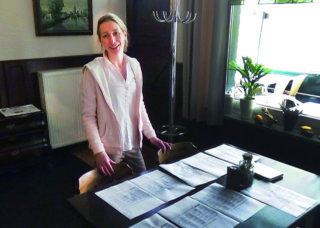 Melanie Zemke mit den Unterschriftenlisten zur Rettung der Schleuse in Brienen.
