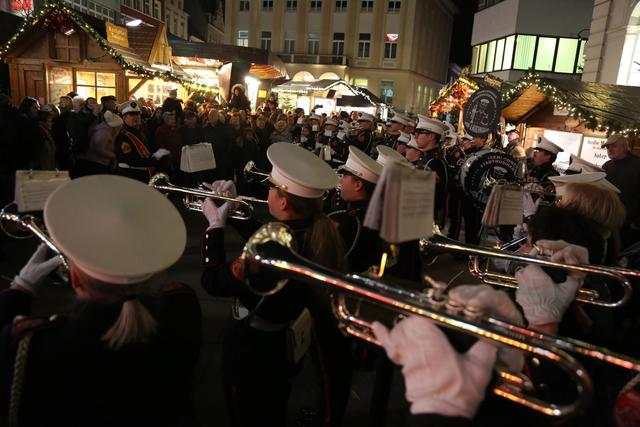So gut gefüllt (wie hier 2018) präsentiert sich der Alte Rathausplatz hoffentlich auch in diesem Jahr wieder. Die Musik erklingt allerdings diesmal "von oben" - vom Balkon des Alten Rathauses.
